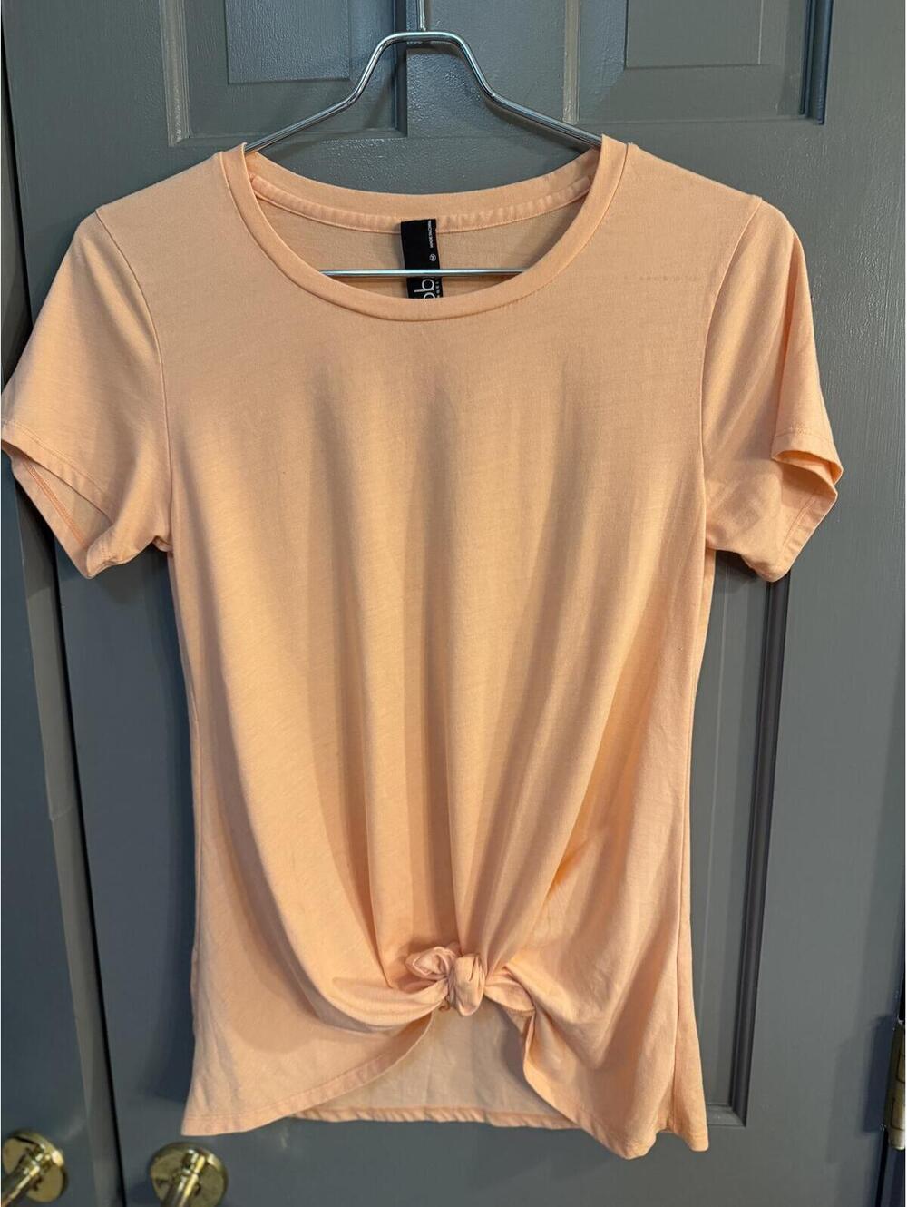 Bobi Peach Short Sleeve T-Shirt with Front Knot Size M